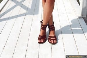 pies descalzos y abiertos para mujer en cuero marrón