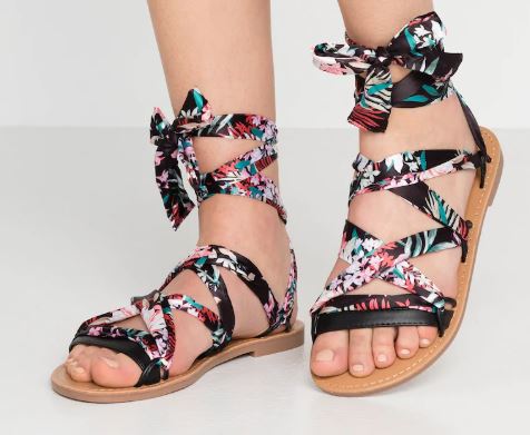 Sandalias-con-banda-de-colores-3