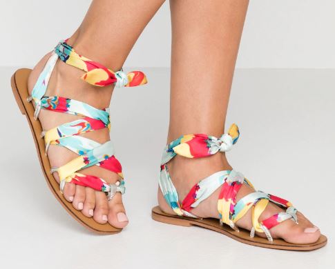 Sandalias con banda de color